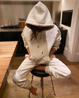 Victoria Beckham feet photo thumbnail