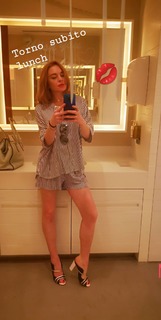Lindsay Lohan feet photo thumbnail