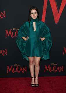 Laura Marano feet photo thumbnail