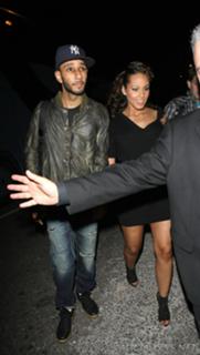 Alicia Keys feet photo thumbnail