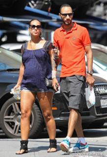 Alicia Keys feet photo thumbnail