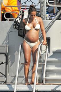 Alicia Keys feet photo thumbnail