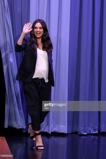 Mila Kunis feet photo thumbnail