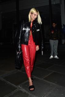 Dua Lipa feet photo thumbnail