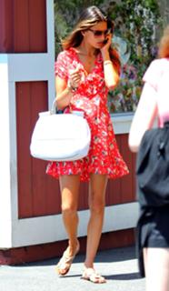 Alessandra Ambrosio feet photo thumbnail