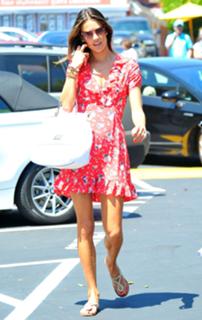 Alessandra Ambrosio feet photo thumbnail