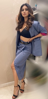 Mouni Roy feet photo thumbnail