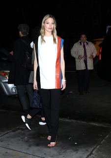 Martha Hunt feet photo thumbnail