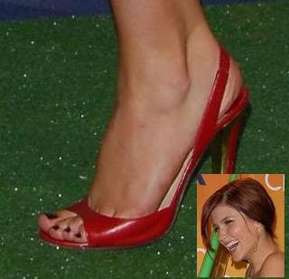 Sophia Bush feet photo thumbnail