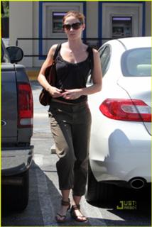 Emily Blunt feet photo thumbnail