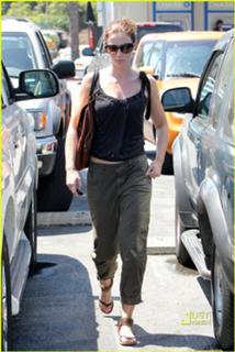 Emily Blunt feet photo thumbnail
