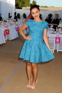 Ariana Grande feet photo thumbnail
