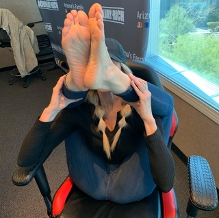 Kyle Unfug feet photo thumbnail
