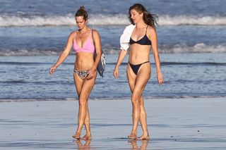 Gisele Bündchen feet photo thumbnail