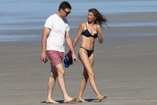 Gisele Bündchen feet photo thumbnail