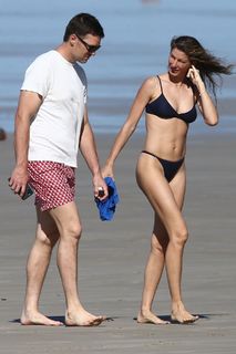 Gisele Bündchen feet photo thumbnail