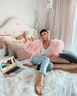Klaudia Halejcio feet photo thumbnail