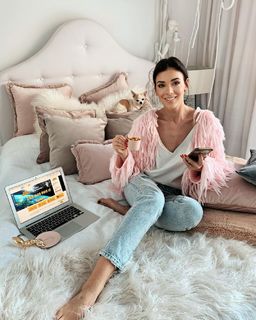 Klaudia Halejcio feet photo thumbnail