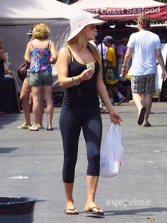 Ali Larter feet photo thumbnail