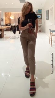 Carolina Dieckmann feet photo thumbnail