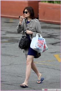 Mandy Moore feet photo thumbnail