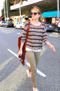 Emma Roberts feet photo thumbnail