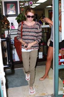 Emma Roberts feet photo thumbnail