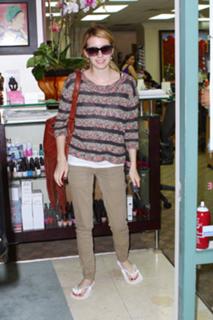 Emma Roberts feet photo thumbnail