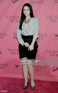 Michelle Trachtenberg feet photo thumbnail