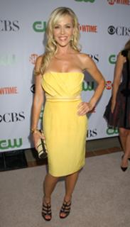 Julie Benz feet photo thumbnail