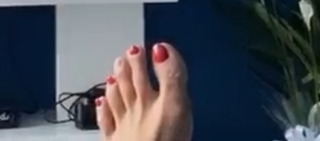 Mouni Roy feet photo thumbnail