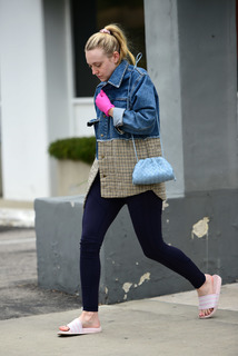 Dakota Fanning feet photo thumbnail