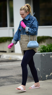 Dakota Fanning feet photo thumbnail