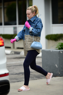 Dakota Fanning feet photo thumbnail