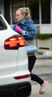 Dakota Fanning feet photo thumbnail