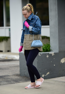 Dakota Fanning feet photo thumbnail