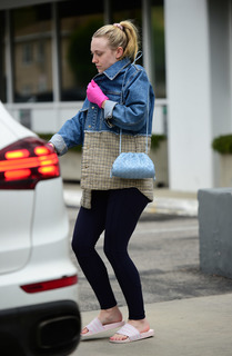 Dakota Fanning feet photo thumbnail