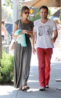 Alessandra Ambrosio feet photo thumbnail