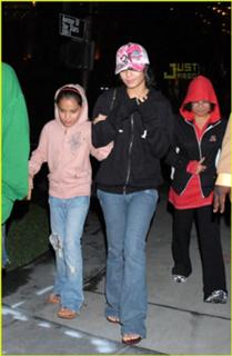 Vanessa Hudgens feet photo thumbnail