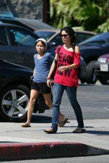 Vanessa Hudgens feet photo thumbnail