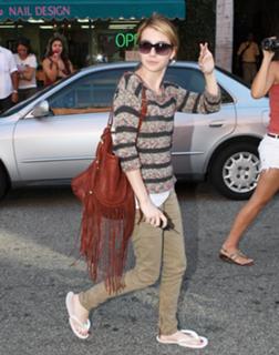 Emma Roberts feet photo thumbnail