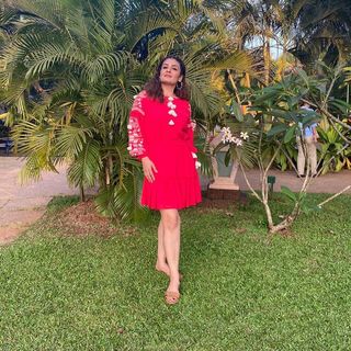 Raveena Tandon feet photo thumbnail