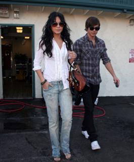 Vanessa Hudgens feet photo thumbnail