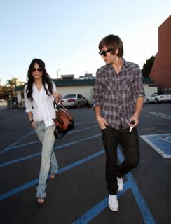 Vanessa Hudgens feet photo thumbnail