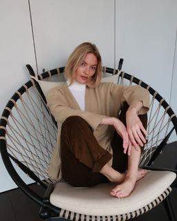 Martha Hunt feet photo thumbnail