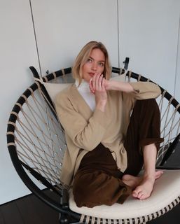 Martha Hunt feet photo thumbnail