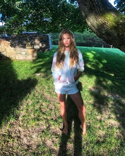 Nina Agdal feet photo thumbnail