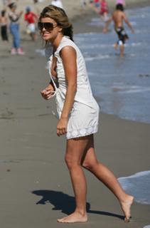 Carmen Electra feet photo thumbnail