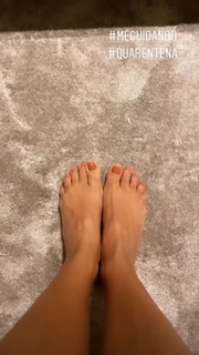 Paula Fernandes feet photo thumbnail