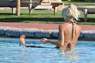 Victoria Silvstedt feet photo thumbnail